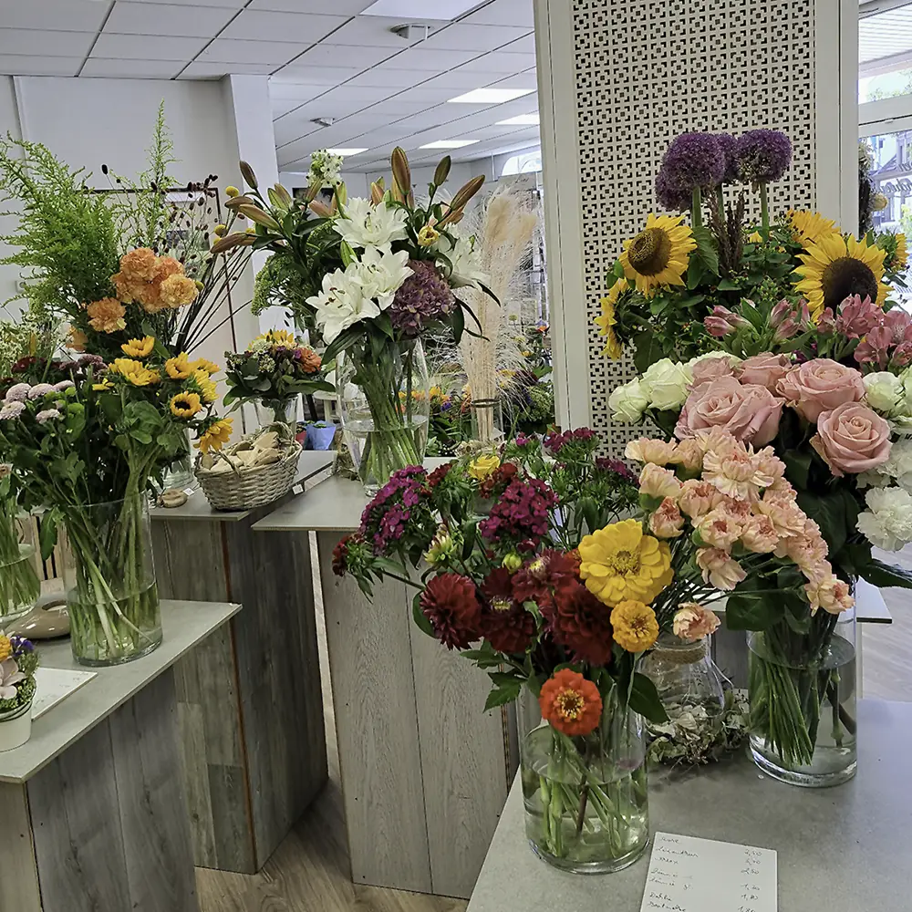 Verschiedene Blumensträuße im Laden