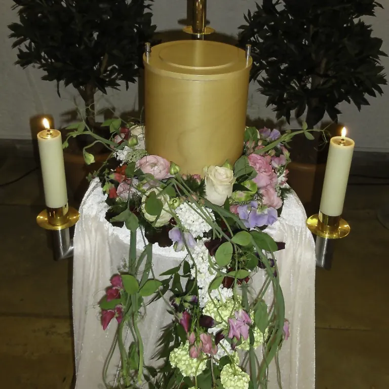 Urnenkranz mit rosafarbenen und weißen Blumen