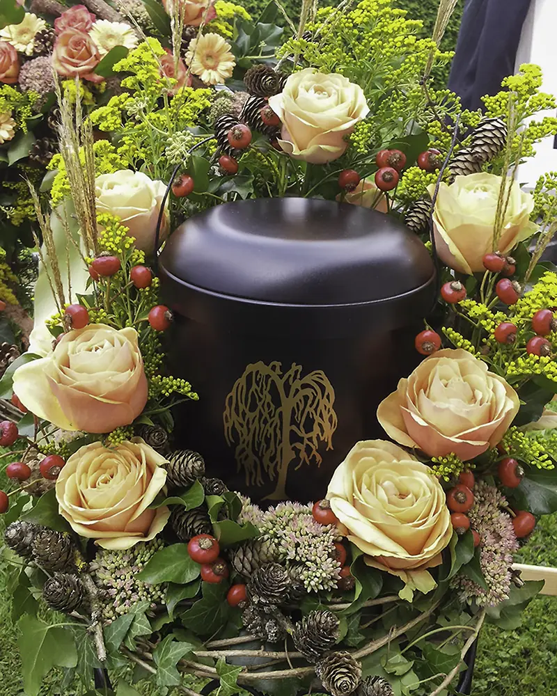Blumenkranz um Urne
