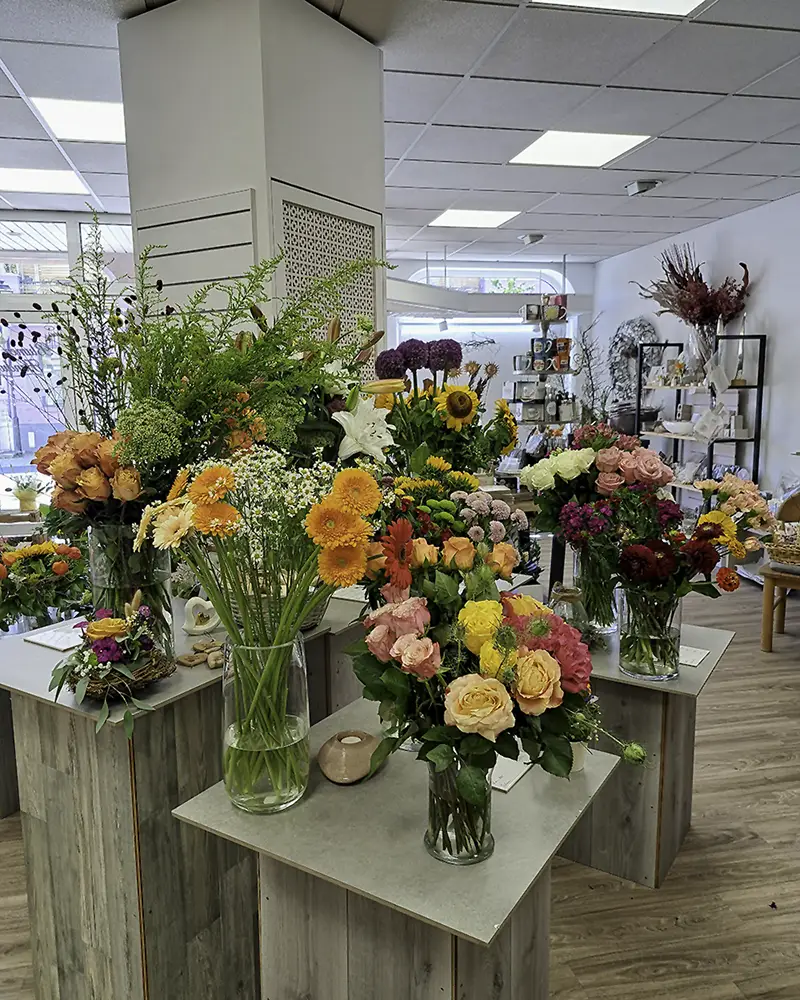 Verschiedene Blumensträuße im Laden