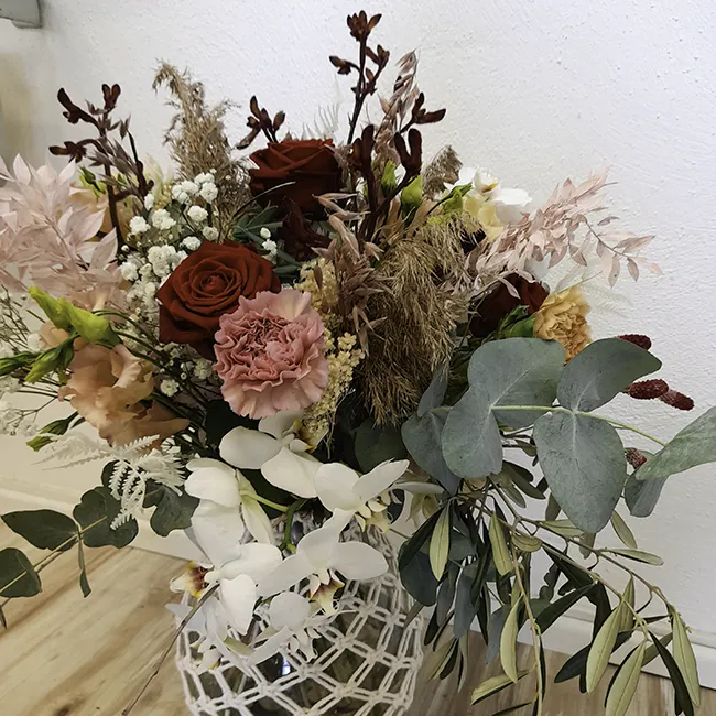 Blumenstrauß mit rosa und roten Blumen in einer Vase