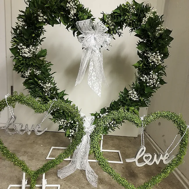 Ein großes und zwei kleinere Blumengestecke zum aufstellen in Herzform