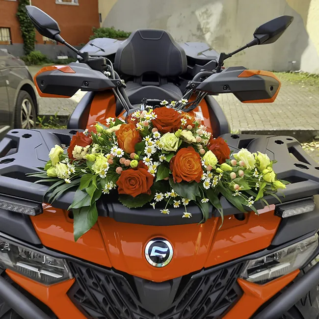 Blumengesteck mit roten Blumen auf einem roten Quad