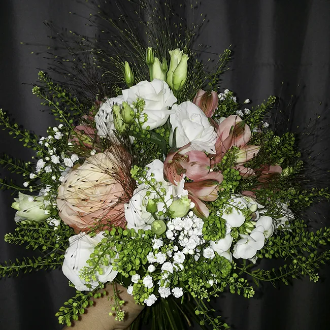 Blumenstrauß mit rosafarbenen und weißen Blumen