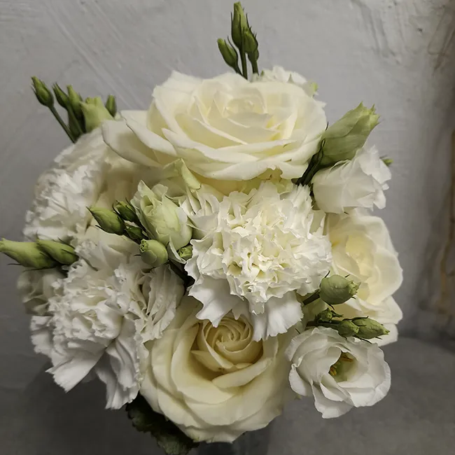 Blumenstrauß mit unterschiedlichen weißen Blumen