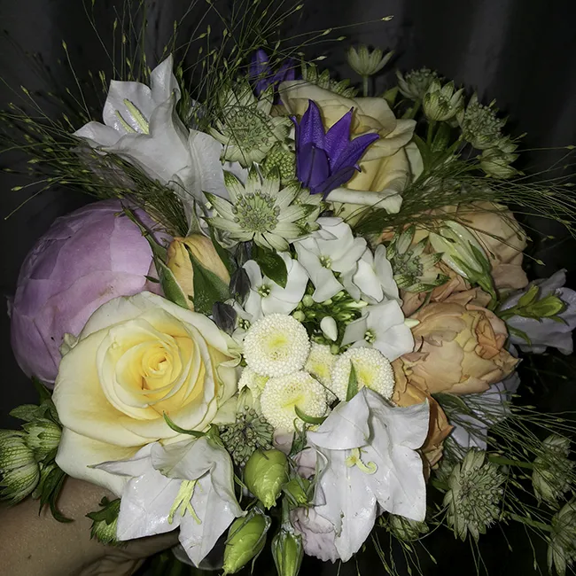 Bunter Blumenstrauß mit unterschiedlichen Blumen