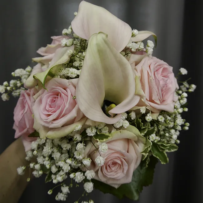 Blumenstrauß mit unterschiedlichen rosa Blumen