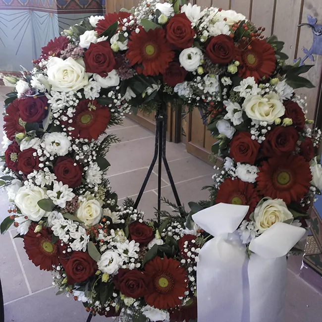 großer Blumenkranz mit roten und weißen Blumen