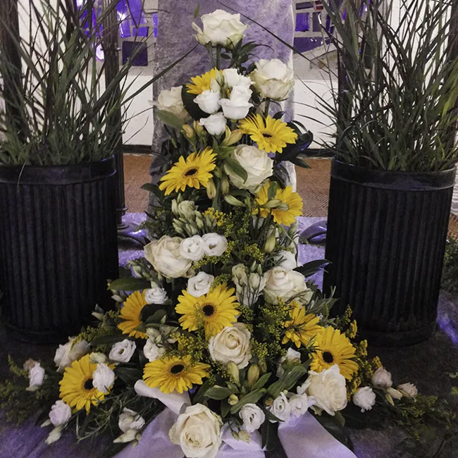 Blumengesteck mit gelben und weißen Blumen