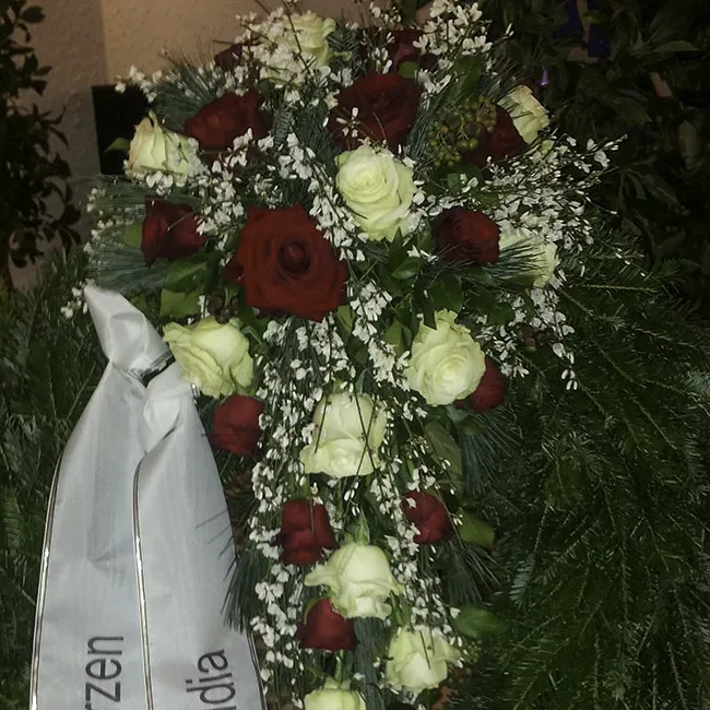 Blumengesteck für Beerdigungen mit roten und weißen Blumen