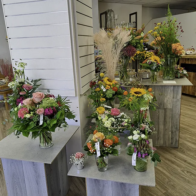 Verschiedene Blumensträuße im Laden